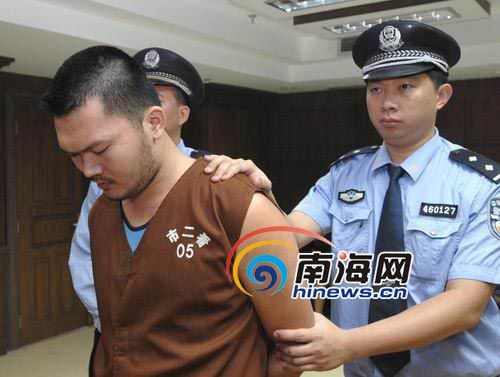 黄国章被押上法庭 本网特约记者黄叶华摄