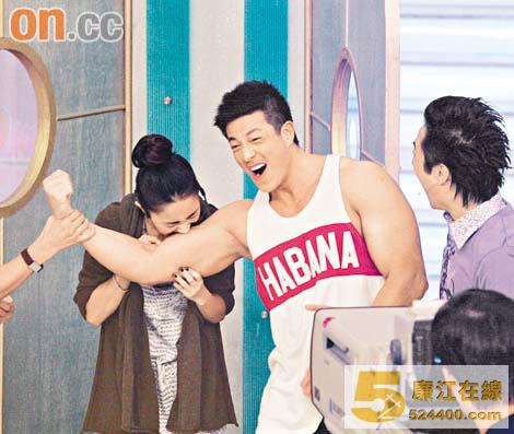 阿娇被陈百祥揶揄发狂咬郑健乐手臂泄愤(图)