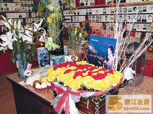 梅艳芳四十四岁冥寿何韵诗素颜祭拜师傅(组图)