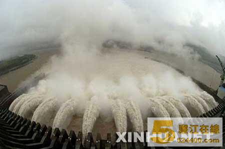 组图:长江上游连续降雨三峡工程开闸泄洪
