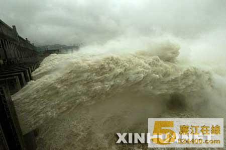 组图:长江上游连续降雨三峡工程开闸泄洪