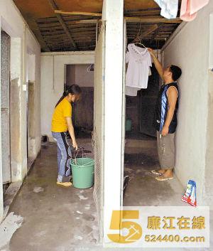 该工厂员工宿舍的冲凉房与卫生间都是男女共用。