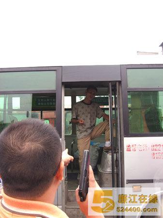 张某站在公交车门处拒捕