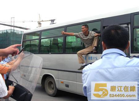 张某强行跳出车外