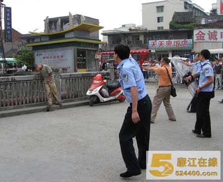 张某被民警击中
