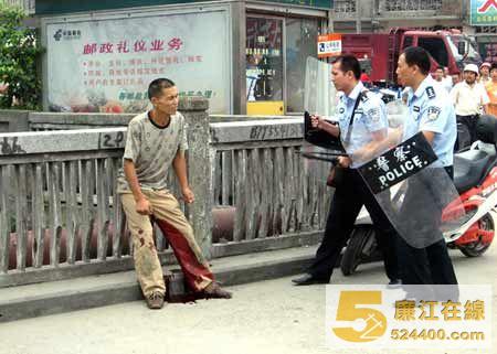 民警上前围捕张某