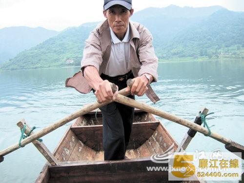 熊贻华划着小船在湖面上往来