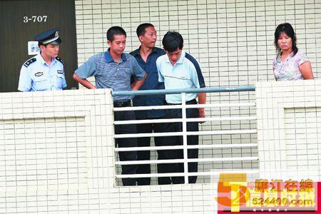 昨日下午,警察和校方人员以及死者家属一起来到事发宿舍楼调查情况。