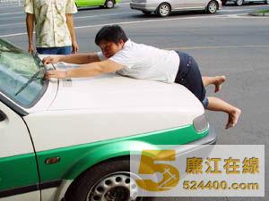 被撞的姐模拟事发现场