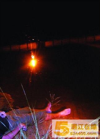 情侣救狗溺死,男子的尸体躺在水库边。