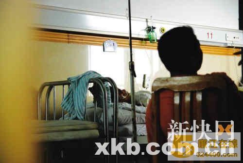 被硫酸泼伤的男子躺在病床上接受治疗。