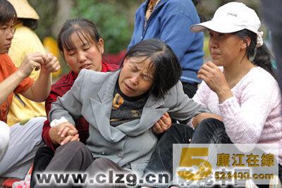 摄影助理的母亲见到女儿遗体后泪如雨下