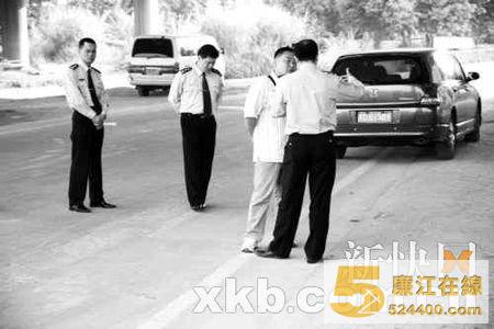 警方在事发现场进行勘查。