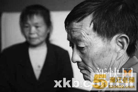 张荣华的家属一脸愁容。
