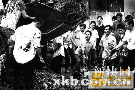 场面几度混乱,警方为此多次介入劝散人群
