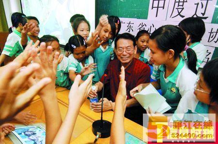 讲座快要结束时,没有提问到的女生涌到广东省性学会副会长朱嘉铭旁边,像连环炮一样发问。