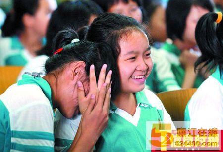 性教育讲到女生初潮时,海珠区卫国尧小学五、六年级女生害羞窃笑