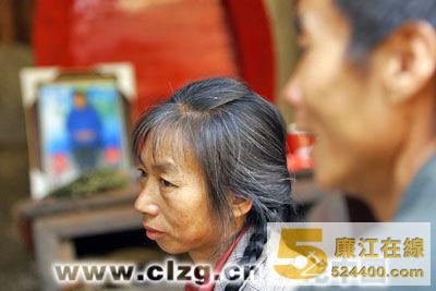 董璔丽在灵堂前说自己错了,请村民原谅 记者 张悦/摄