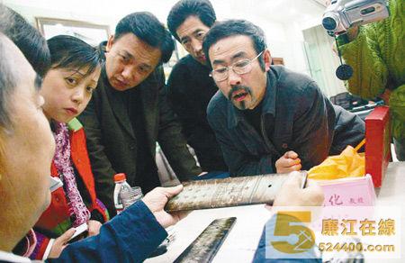 专家向市民讲解