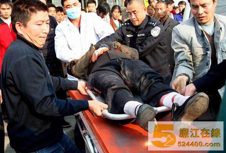 警方和120急救人员赶到现场急救伤者