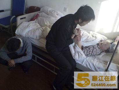 亲人在安慰小雨 本报记者 阚旋 摄