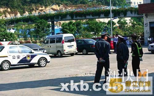事发后大批警察赶到现场调查。