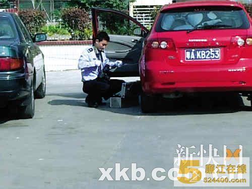 警方正从可疑车辆取走指纹、脚印。