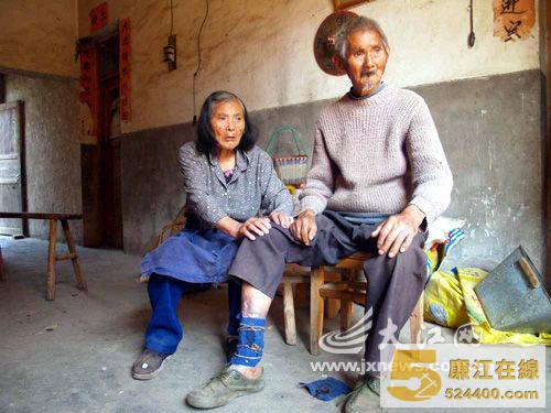 王礼汉老人和妻子周爱仙向记者讲述当年遭遇。