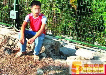 村童撬开机场地基刚够一个小孩进出的洞口闯入机场捕鸟。黄亦民 摄