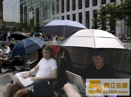 科技时代_苹果粉丝头顶烈日排队苦候iPhone首发(图)