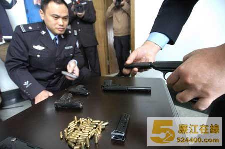 警方缴获的枪支弹药。小刘军摄