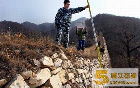 2007年10月30日,北京延庆县永宁罗家台村长城,工作人员正在对长城进行测量。京华时报欧阳晓菲(图片来源:国新图库)