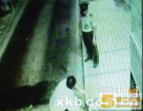 白衬衣男子将装着“炸弹”的白色盒子放在车检道上。