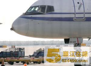 首都机场内,一架国航飞机的机头雷达部位被击中。本报实习生张魁摄