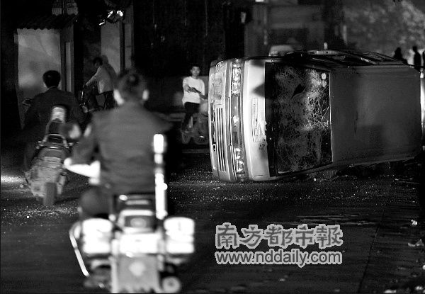 汽车被砸之后,学校门口现场气氛一度紧张。本报记者刘可摄