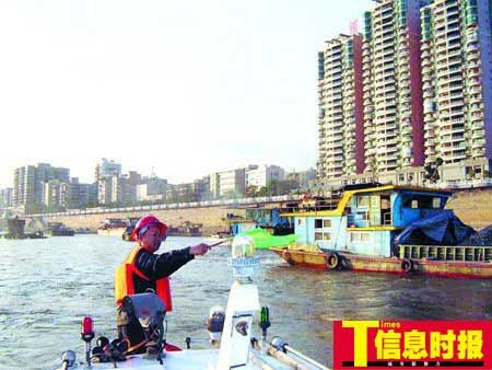 航道部门人员疏导堵塞船舶。通讯员李世斌胡建强摄