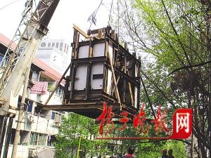 图一:重18.5吨的砖壁整体搬迁。