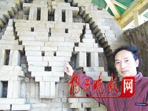 图四:专家在即将落成的南朝古墓展示亭前。