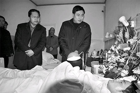 4日,一名男子酒后手持一把长刀在焦作街头闹事,一位民警空手上前夺刀被砍成重伤。