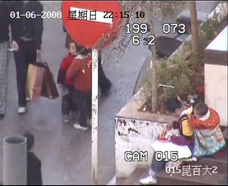 图片是派出所监控录象的截图