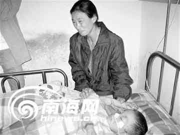 伤痛欲绝的受害儿童母亲。黄晓华摄