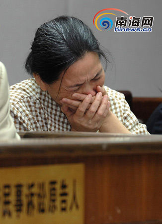 被害人冯某之母当庭泪流满面
