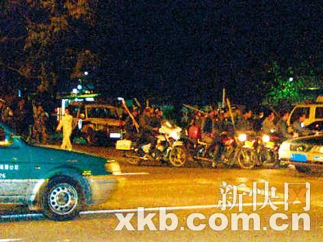 目击者拍下了闹事者集体挥舞铁棍的情形。