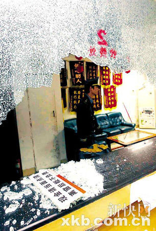 财务室的抽屉被撬。