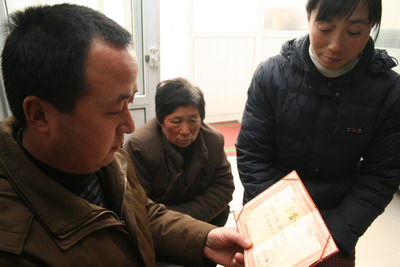 上交青铜剑后,王月辉拿着荣誉证书却陷入尴尬境地
