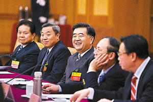 汪洋书记与委员们在座谈会上进行互动和交流。