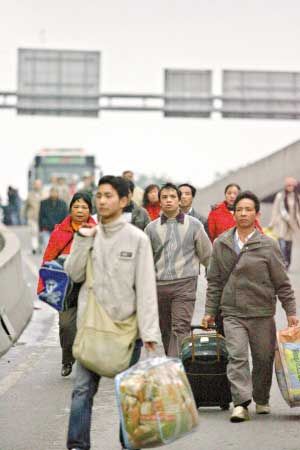 由于封路,车辆不能通行,市民都步行过桥