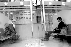 与捡钱包的大学生面对面,失主(左)心情复杂 王天志 摄