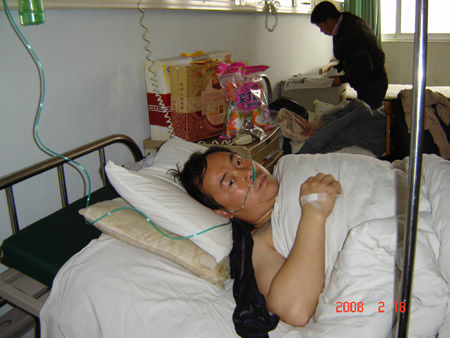 男子与抢匪搏斗身受重伤